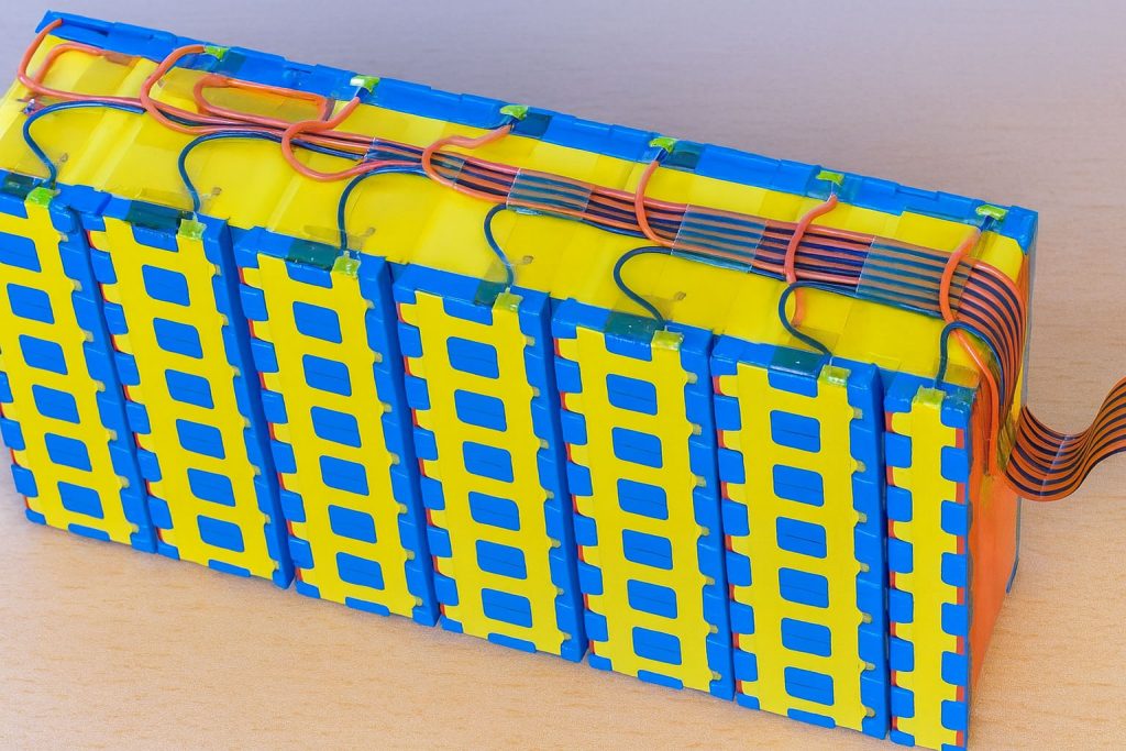 MIT - Self Healing and CO₂ ‑ Sucking Batteries